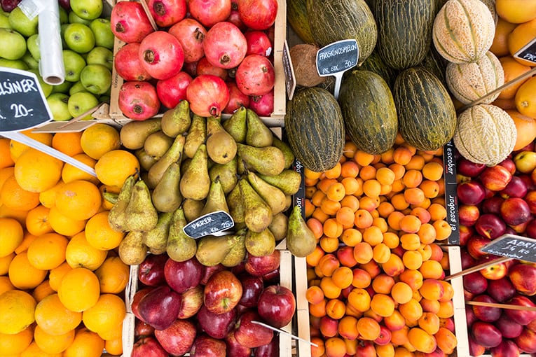 È migliore la frutta biologica importata o quella “in conversione al bio” locale?