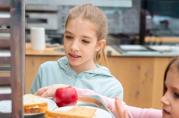 MILANO RISTORAZIONE, METÀ DEGLI ALIMENTI NELLE MENSE È BIOLOGICO