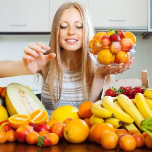 Frutta e verdura non biologica esposta in un mercato con focus sui residui di pesticidi