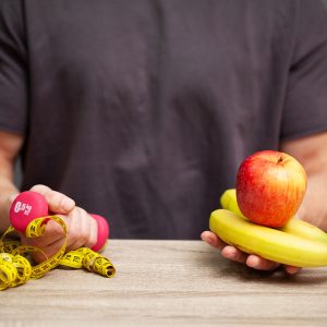 Frutta e verdura fresca a confronto con prodotti agricoli moderni per evidenziare il tema della qualità nutrizionale