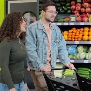 Reparto ortofrutta biologica in un supermercato francese con prezzi esposti sugli scaffali