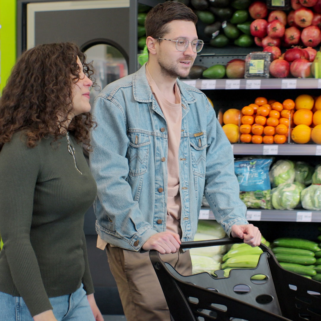 Reparto ortofrutta biologica in un supermercato francese con prezzi esposti sugli scaffali
