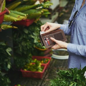 Famiglia mentre acquista prodotti biologici in un supermercato italiano durante la crescita del mercato bio