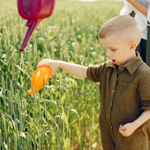 Bambini consumano un pasto biologico a scuola con frutta e verdura biologica per ridurre l'esposizione ai pesticidi