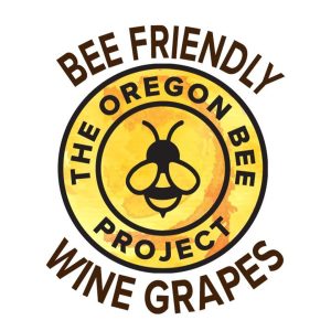 Api su fiori in un vigneto dell'Oregon gestito con pratiche agricole rispettose degli impollinatori