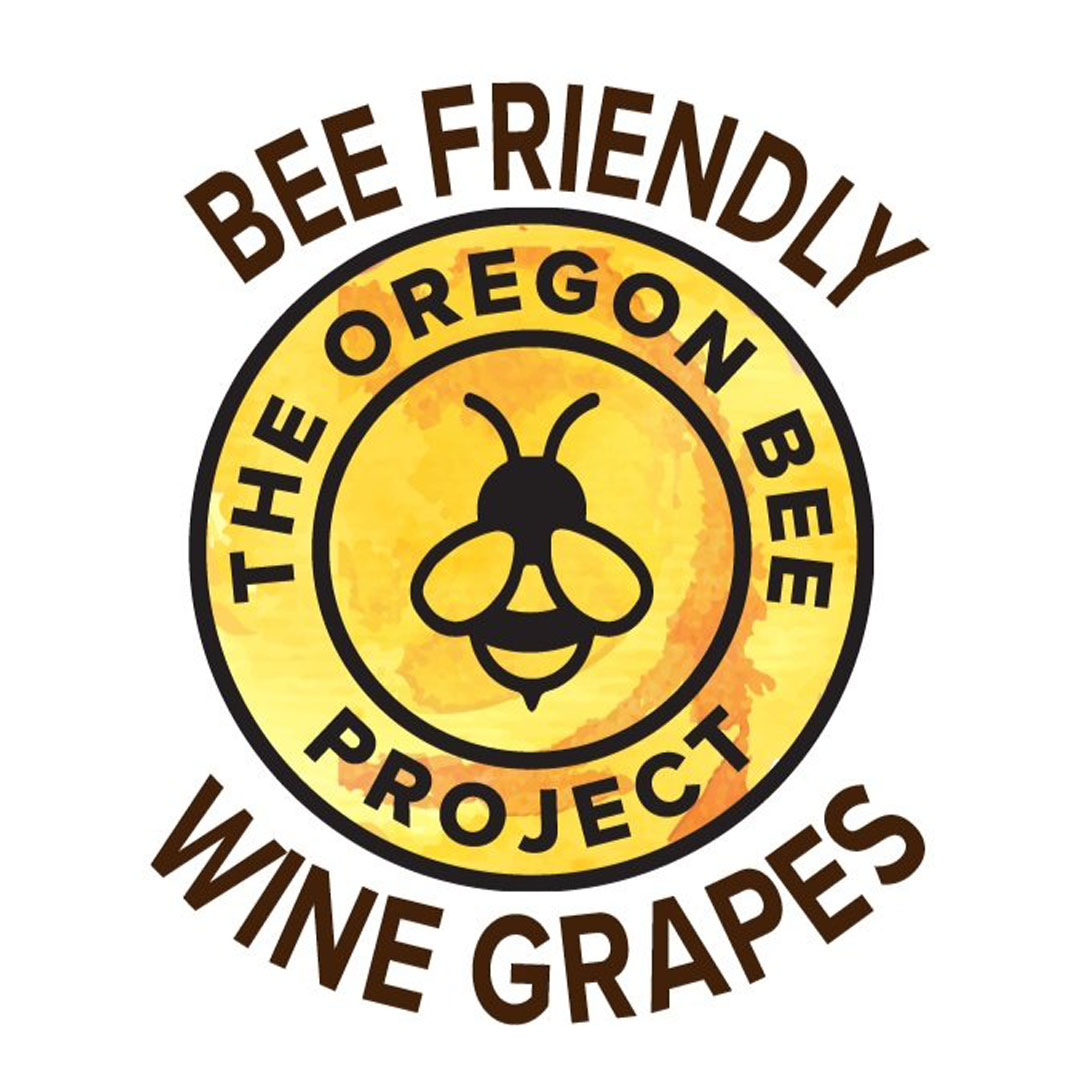 Api su fiori in un vigneto dell'Oregon gestito con pratiche agricole rispettose degli impollinatori