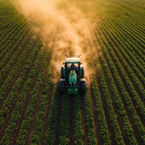 Trattamento fitosanitario in un campo agricolo mentre si discute la semplificazione UE sulle autorizzazioni dei pesticidi