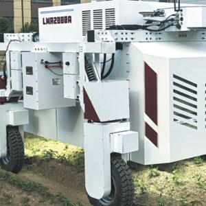 Robot autonomo con intelligenza artificiale utilizza un laser per eliminare le infestanti in un campo coltivato