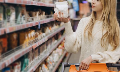 UK, MARKS & SPENCER TAGLIA I PREZZI DEI PRODOTTI BIOLOGICI