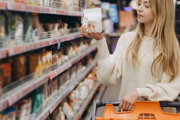 UK, MARKS & SPENCER TAGLIA I PREZZI DEI PRODOTTI BIOLOGICI